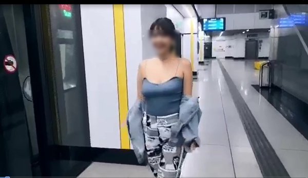 Ngủ gật trên tàu điện ngầm, mỹ nhân Trung Quốc gây chú ý vì bộ quần áo 'mặc như không mặc' 1 Ngủ gật trên tàu điện ngầm, mỹ nhân Trung Quốc gây chú ý vì bộ quần áo 'mặc như không mặc' 1