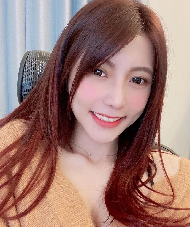 Ngày đi bán hoa vỉa hè còn đêm lên sóng, nữ streamer nghèo khiến hội anh em thi nhau đòi 'giải cứu' 3 Ngày đi bán hoa vỉa hè còn đêm lên sóng, nữ streamer nghèo khiến hội anh em thi nhau đòi 'giải cứu' 3
