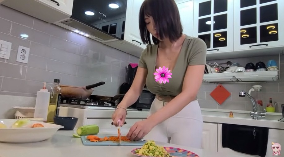 Vào bếp nấu ăn nhưng quên 'đồ bảo hộ', Youtuber nhận hàng loạt lời đề nghị khiếm nhã 4 Vào bếp nấu ăn nhưng quên 'đồ bảo hộ', Youtuber nhận hàng loạt lời đề nghị khiếm nhã 4