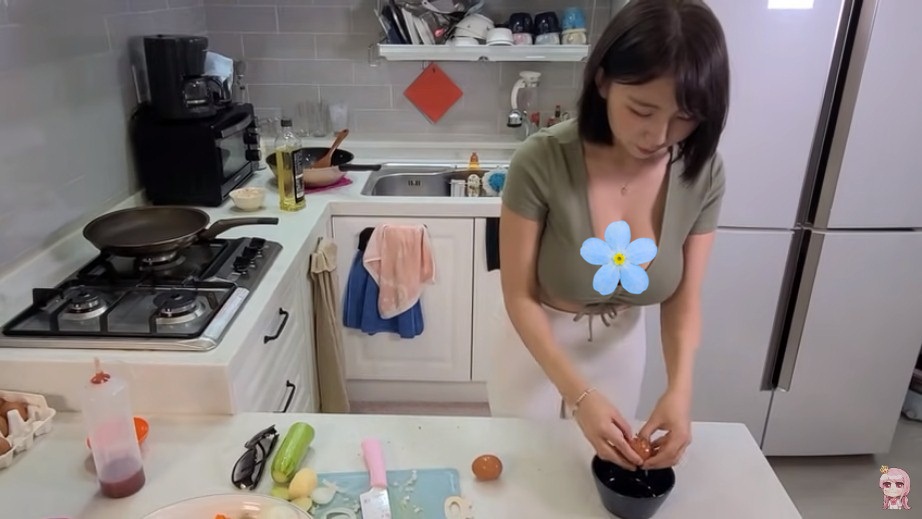 Vào bếp nấu ăn nhưng quên 'đồ bảo hộ', Youtuber nhận hàng loạt lời đề nghị khiếm nhã 2 Vào bếp nấu ăn nhưng quên 'đồ bảo hộ', Youtuber nhận hàng loạt lời đề nghị khiếm nhã 2