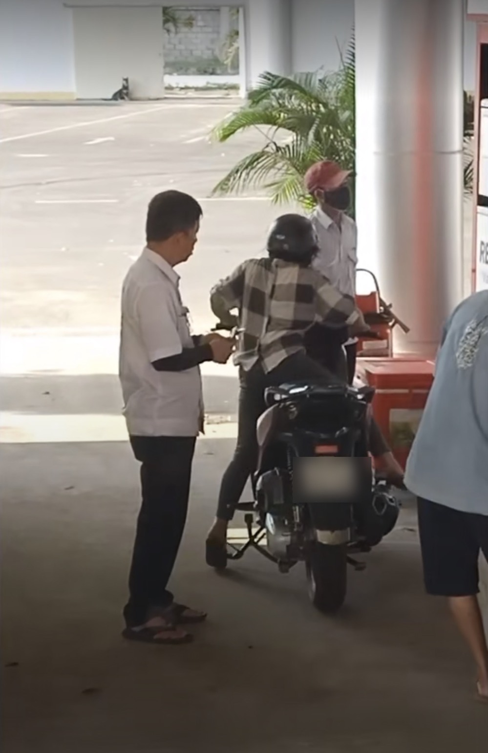 Hai 'nấm lùn' đi SH nhưng không thể chống chân, màn xử lý quá cồng kềnh làm dân mạng bật cười 7 Hai 'nấm lùn' đi SH nhưng không thể chống chân, màn xử lý quá cồng kềnh làm dân mạng bật cười 7