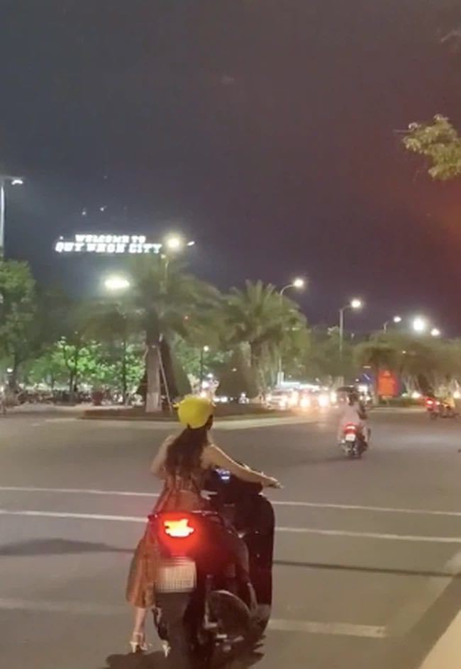 Hai 'nấm lùn' đi SH nhưng không thể chống chân, màn xử lý quá cồng kềnh làm dân mạng bật cười 6 Hai 'nấm lùn' đi SH nhưng không thể chống chân, màn xử lý quá cồng kềnh làm dân mạng bật cười 6