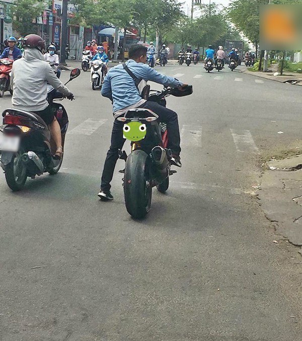 Hai 'nấm lùn' đi SH nhưng không thể chống chân, màn xử lý quá cồng kềnh làm dân mạng bật cười 8 Hai 'nấm lùn' đi SH nhưng không thể chống chân, màn xử lý quá cồng kềnh làm dân mạng bật cười 8