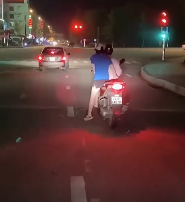 Hai 'nấm lùn' đi SH nhưng không thể chống chân, màn xử lý quá cồng kềnh làm dân mạng bật cười 2 Hai 'nấm lùn' đi SH nhưng không thể chống chân, màn xử lý quá cồng kềnh làm dân mạng bật cười 2