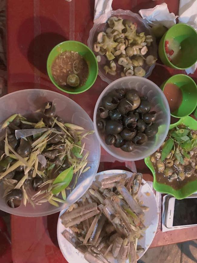 Ăn ốc vỉa hè trên hồ Tây, hai cô gái nhìn hóa đơn thanh toán rồi cảm thấy 'trúng gió' 2 Ăn ốc vỉa hè trên hồ Tây, hai cô gái nhìn hóa đơn thanh toán rồi cảm thấy 'trúng gió' 2