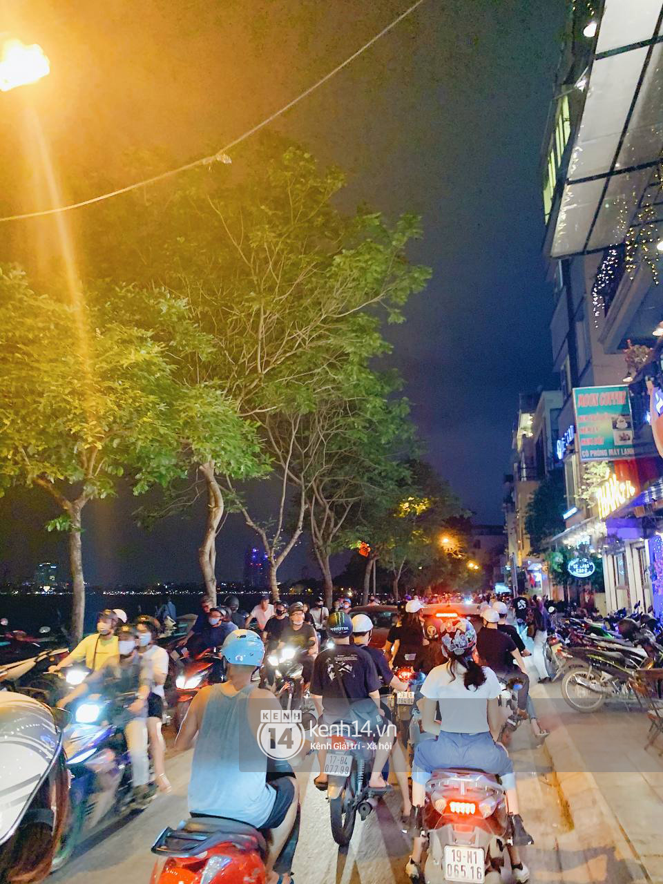 Ăn ốc vỉa hè trên hồ Tây, hai cô gái nhìn hóa đơn thanh toán rồi cảm thấy 'trúng gió' 1 Ăn ốc vỉa hè trên hồ Tây, hai cô gái nhìn hóa đơn thanh toán rồi cảm thấy 'trúng gió' 1
