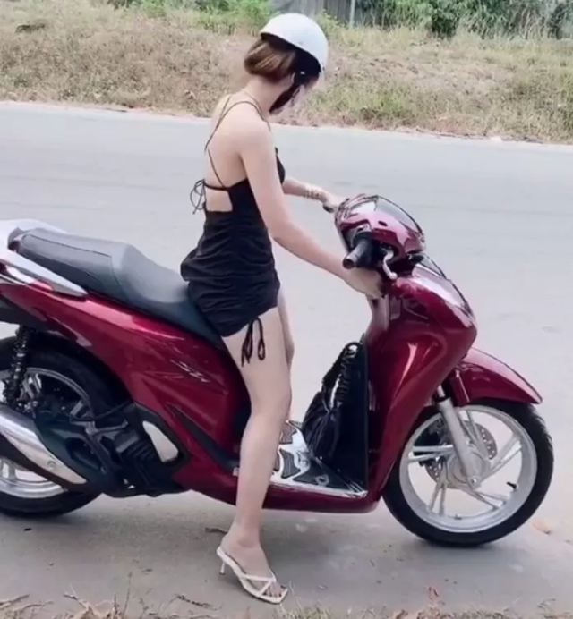 Đang đi đường bỗng dừng xe để trút bỏ xiêm y, cô gái khiến tất cả ngỡ ngàng vì lý do 4 Đang đi đường bỗng dừng xe để trút bỏ xiêm y, cô gái khiến tất cả ngỡ ngàng vì lý do 4