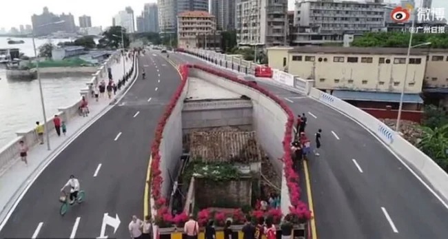 Không chịu giải tỏa, 1 ngôi nhà bị cầu cao tốc vây quanh 1 Không chịu giải tỏa, 1 ngôi nhà bị cầu cao tốc vây quanh 1