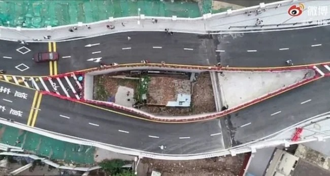 Không chịu giải tỏa, 1 ngôi nhà bị cầu cao tốc vây quanh 3 Không chịu giải tỏa, 1 ngôi nhà bị cầu cao tốc vây quanh 3