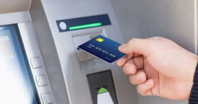 Rút tiền được ATM trả nhầm, cô gái khiến ngân hàng 'cứng họng' khi đến đòi tiền 1 Rút tiền được ATM trả nhầm, cô gái khiến ngân hàng 'cứng họng' khi đến đòi tiền 1