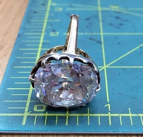 Mua nhẫn ở chợ trời giá 300 nghìn đồng, 30 năm sau suýt ngất khi biết giá trị thật 4 Mua nhẫn ở chợ trời giá 300 nghìn đồng, 30 năm sau suýt ngất khi biết giá trị thật 4
