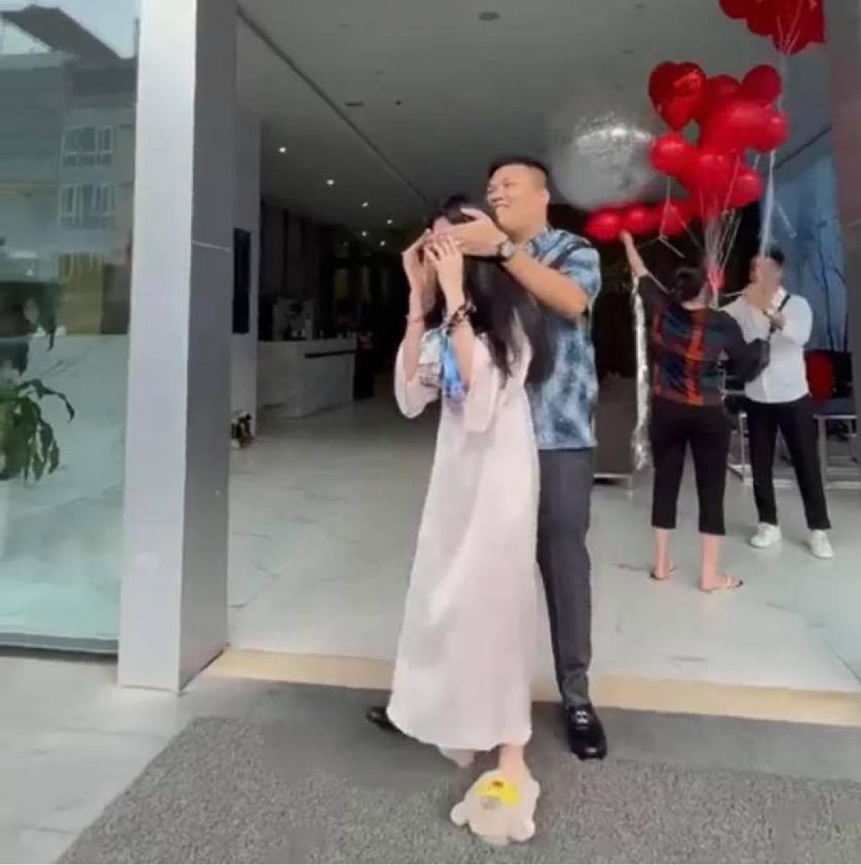 Cô dâu được nhà chồng tặng siêu xe 5 tỷ đồng ngay sau lễ ăn hỏi khiến dân mạng GATO 1 Cô dâu được nhà chồng tặng siêu xe 5 tỷ đồng ngay sau lễ ăn hỏi khiến dân mạng GATO 1