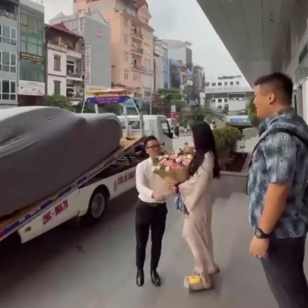 Cô dâu được nhà chồng tặng siêu xe 5 tỷ đồng ngay sau lễ ăn hỏi khiến dân mạng GATO 2 Cô dâu được nhà chồng tặng siêu xe 5 tỷ đồng ngay sau lễ ăn hỏi khiến dân mạng GATO 2