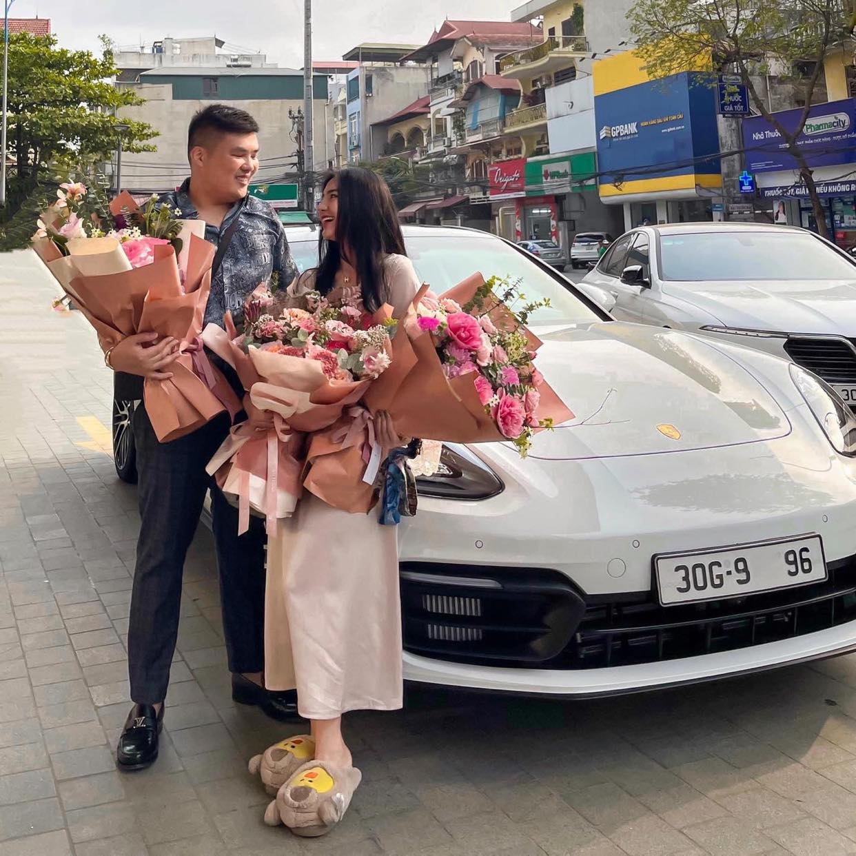 Cô dâu được nhà chồng tặng siêu xe 5 tỷ đồng ngay sau lễ ăn hỏi khiến dân mạng GATO 3 Cô dâu được nhà chồng tặng siêu xe 5 tỷ đồng ngay sau lễ ăn hỏi khiến dân mạng GATO 3