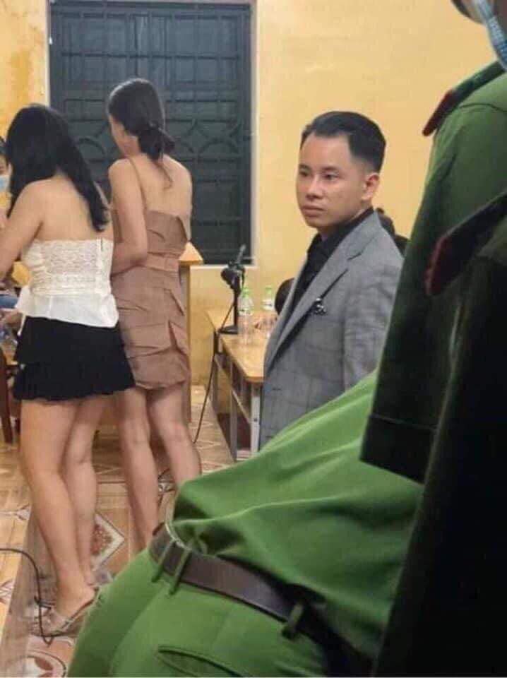Xôn xao hình ảnh nam ca sĩ Lê Bảo Bình có mặt tại trụ sở công an sau khi biểu diễn tại quán bar 1 Xôn xao hình ảnh nam ca sĩ Lê Bảo Bình có mặt tại trụ sở công an sau khi biểu diễn tại quán bar 1
