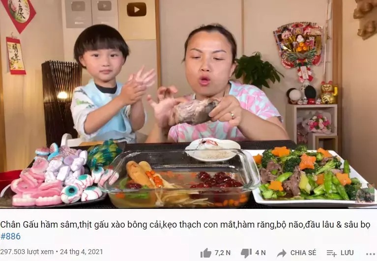 Dân mạng đưa thông tin trái ngược với đoạn clip Quỳnh Trần JP ăn chân gấu 1 Dân mạng đưa thông tin trái ngược với đoạn clip Quỳnh Trần JP ăn chân gấu 1