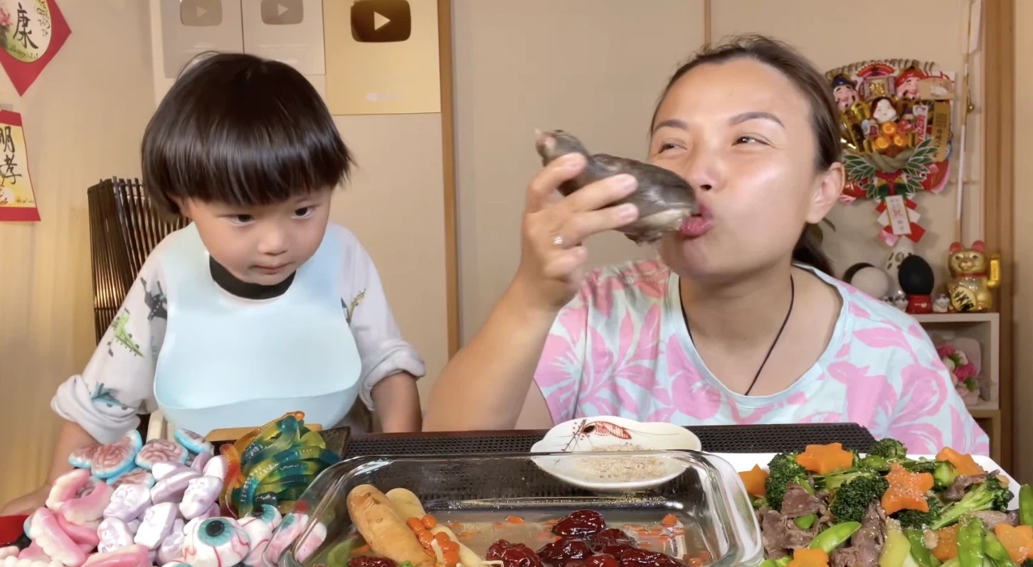 Dân mạng đưa thông tin trái ngược với đoạn clip Quỳnh Trần JP ăn chân gấu 2 Dân mạng đưa thông tin trái ngược với đoạn clip Quỳnh Trần JP ăn chân gấu 2