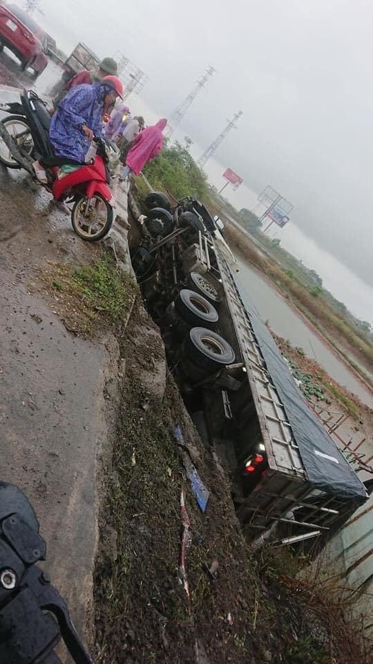 Tài xế làm lật xe chở dưa hấu xuống ruộng, người dân không hôi của còn chung tay giải cứu 2 Tài xế làm lật xe chở dưa hấu xuống ruộng, người dân không hôi của còn chung tay giải cứu 2