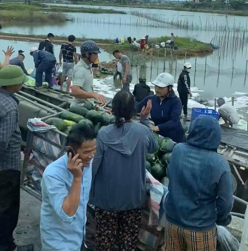 Tài xế làm lật xe chở dưa hấu xuống ruộng, người dân không hôi của còn chung tay giải cứu 6 Tài xế làm lật xe chở dưa hấu xuống ruộng, người dân không hôi của còn chung tay giải cứu 6