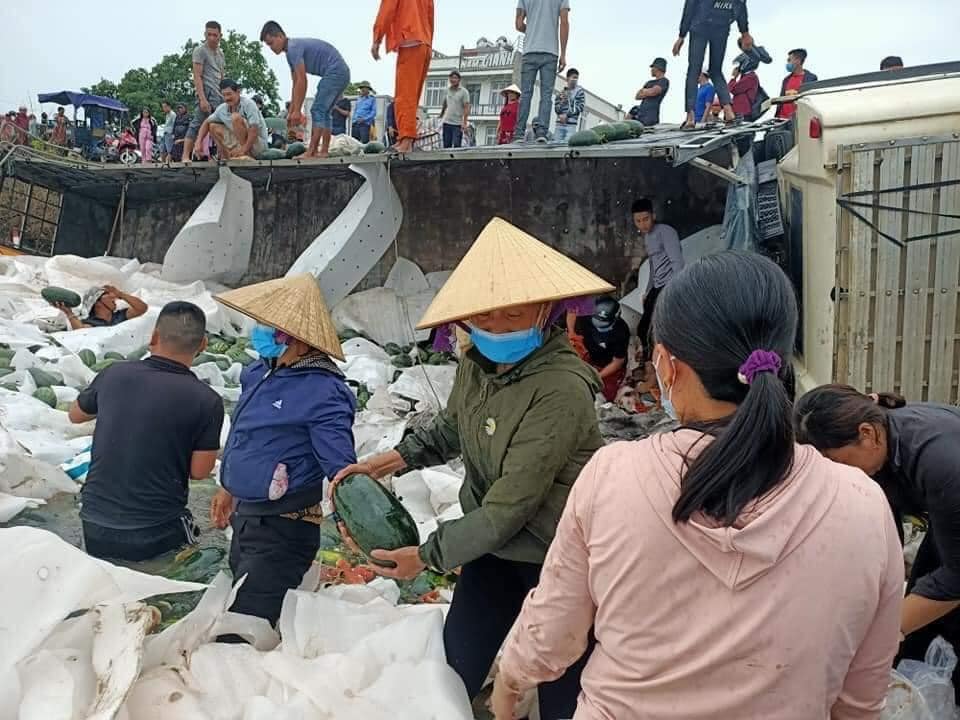Tài xế làm lật xe chở dưa hấu xuống ruộng, người dân không hôi của còn chung tay giải cứu 1 Tài xế làm lật xe chở dưa hấu xuống ruộng, người dân không hôi của còn chung tay giải cứu 1