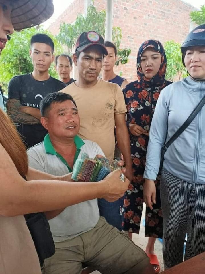Tài xế làm lật xe chở dưa hấu xuống ruộng, người dân không hôi của còn chung tay giải cứu 7 Tài xế làm lật xe chở dưa hấu xuống ruộng, người dân không hôi của còn chung tay giải cứu 7