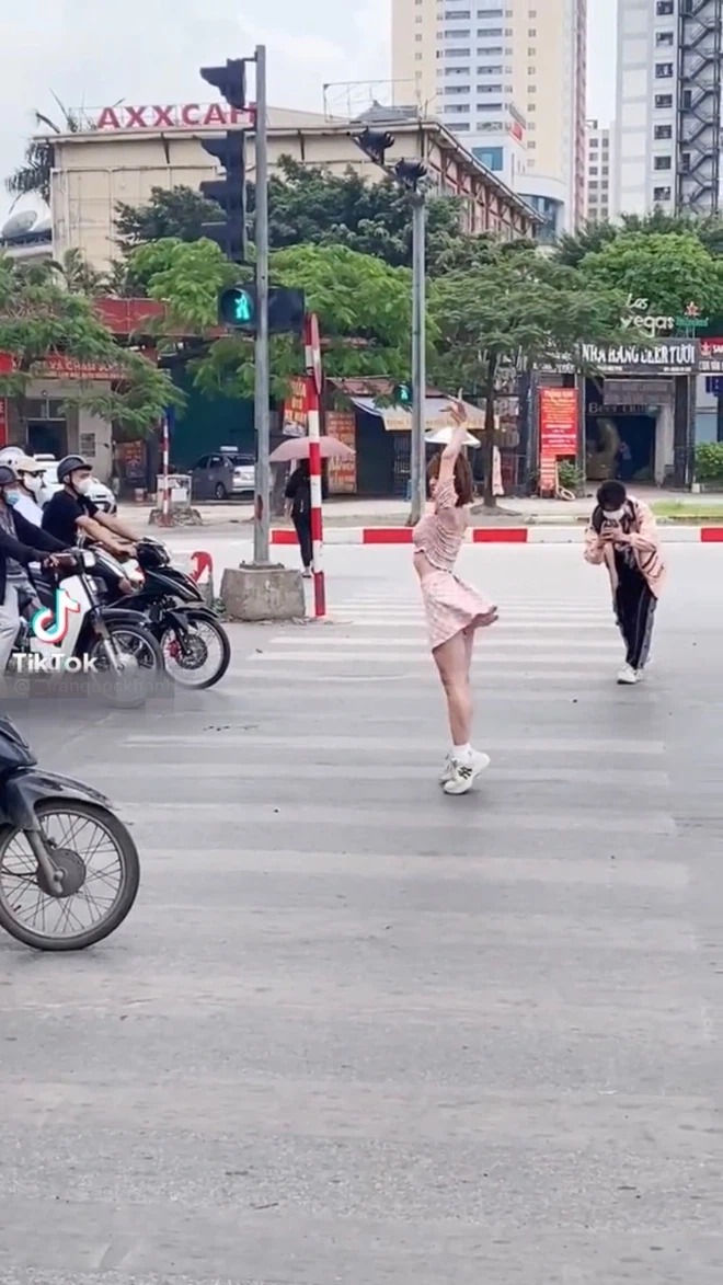 Trào lưu nhảy giữa đường thịnh hành trên TikTok gây tranh cãi 2 Trào lưu nhảy giữa đường thịnh hành trên TikTok gây tranh cãi 2