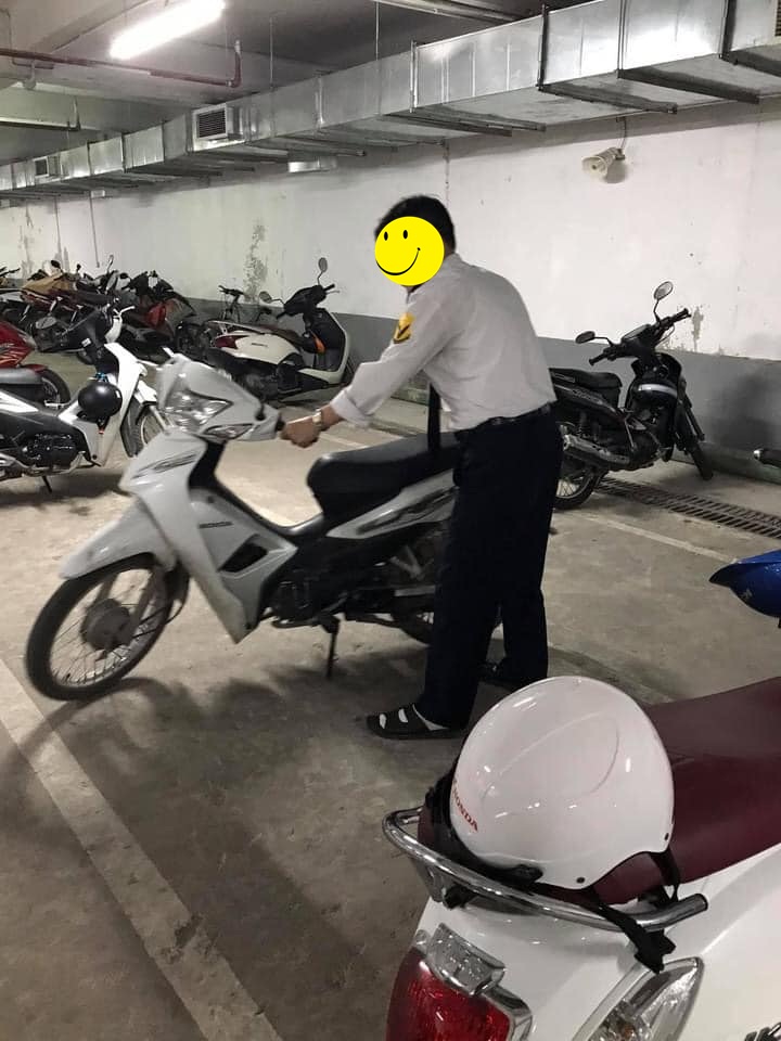 Chỉ bằng một hành động nhỏ, bác bảo vệ khiến cư dân ai cũng ấm lòng 5 Chỉ bằng một hành động nhỏ, bác bảo vệ khiến cư dân ai cũng ấm lòng 5