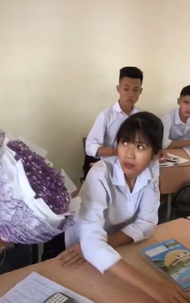 Tỏ tình bất thành, nam sinh thẳng tay vứt bó hoa vào sọt rác 3 Tỏ tình bất thành, nam sinh thẳng tay vứt bó hoa vào sọt rác 3