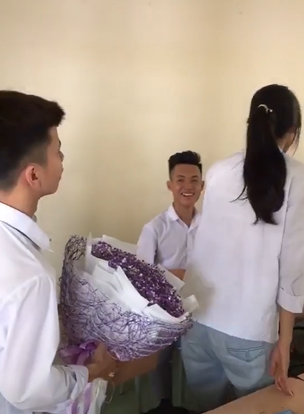 Tỏ tình bất thành, nam sinh thẳng tay vứt bó hoa vào sọt rác 4 Tỏ tình bất thành, nam sinh thẳng tay vứt bó hoa vào sọt rác 4
