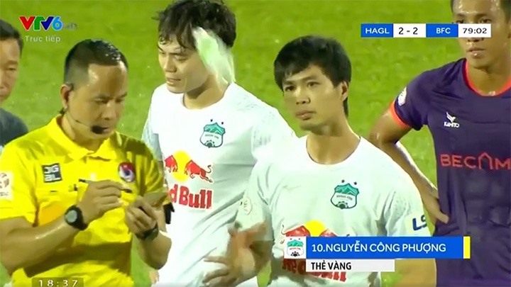 Hé lộ lý do Công Phượng thoát án phạt sau khi phản ứng với trọng tài vì nhận thẻ vàng 1 Hé lộ lý do Công Phượng thoát án phạt sau khi phản ứng với trọng tài vì nhận thẻ vàng 1