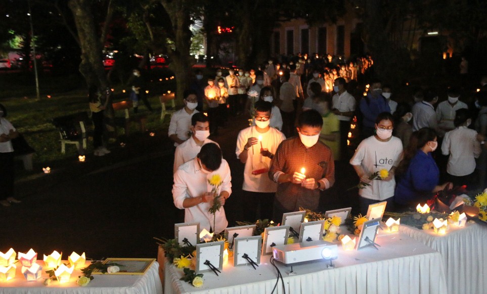 Bạn bè, thầy cô rơi nước mắt tưởng nhớ đến nam sinh Nguyễn Văn Nhã 8 Bạn bè, thầy cô rơi nước mắt tưởng nhớ đến nam sinh Nguyễn Văn Nhã 8