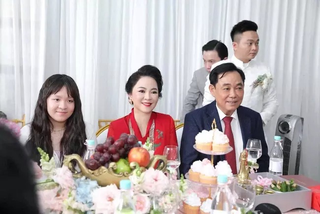 Sau đám cưới toàn kim cương, Facebook của con dâu nữ đại gia Phương Hằng bỗng dưng 'bay màu' 1