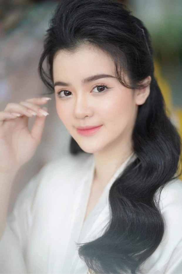 Sau đám cưới toàn kim cương, Facebook của con dâu nữ đại gia Phương Hằng bỗng dưng 'bay màu' 2 Sau đám cưới toàn kim cương, Facebook của con dâu nữ đại gia Phương Hằng bỗng dưng 'bay màu' 2