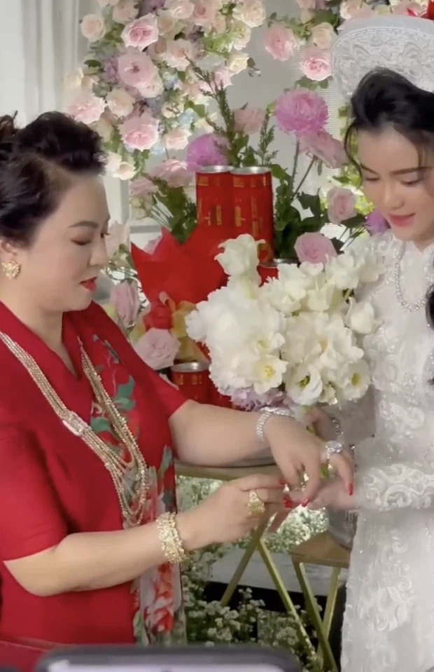 Sau đám cưới toàn kim cương, Facebook của con dâu nữ đại gia Phương Hằng bỗng dưng 'bay màu' 3