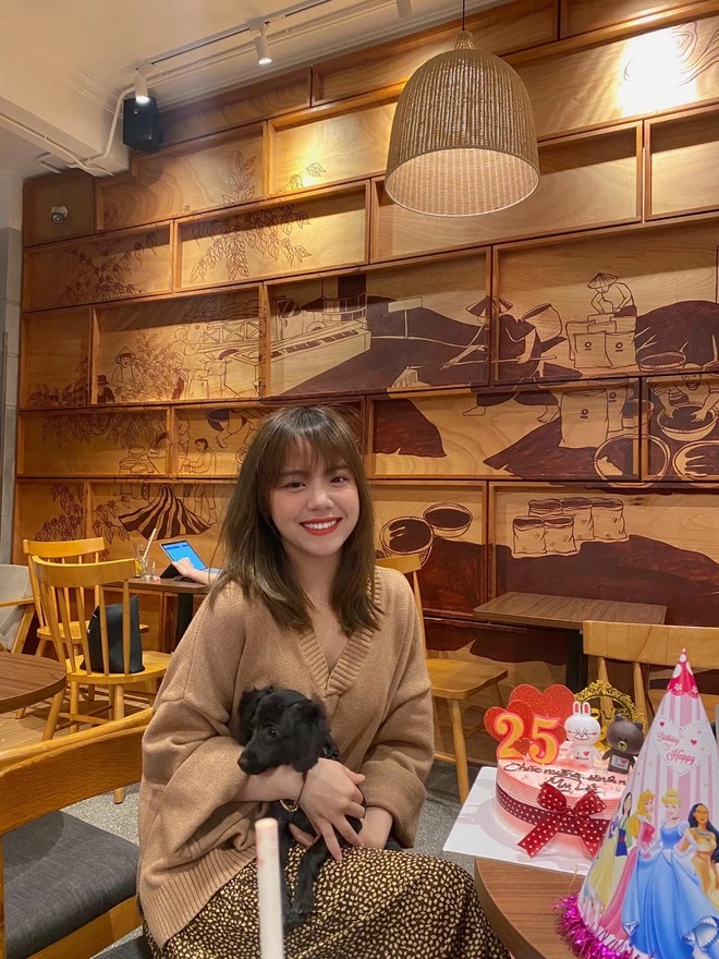 Chân dung cô gái xinh đẹp đọc thông báo của Bộ Y tế khi gọi điện thoại 2 Chân dung cô gái xinh đẹp đọc thông báo của Bộ Y tế khi gọi điện thoại 2