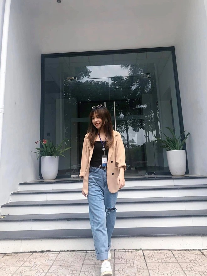 Chân dung cô gái xinh đẹp đọc thông báo của Bộ Y tế khi gọi điện thoại 6 Chân dung cô gái xinh đẹp đọc thông báo của Bộ Y tế khi gọi điện thoại 6