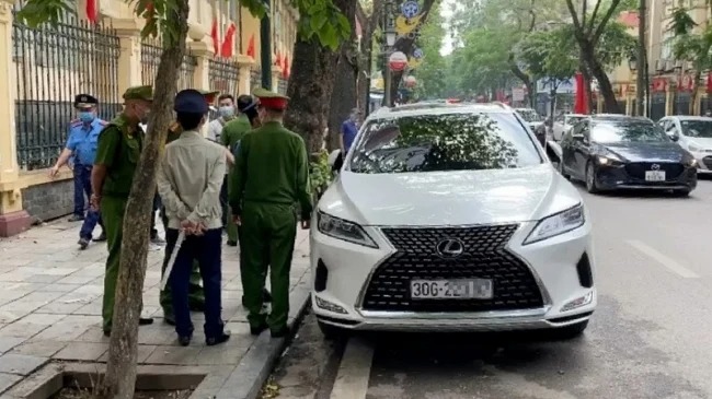 Tài xế xe Lexus đòi 'chơi' công an tới cùng bất ngờ đốt 'lệnh bài' 1 Tài xế xe Lexus đòi 'chơi' công an tới cùng bất ngờ đốt 'lệnh bài' 1