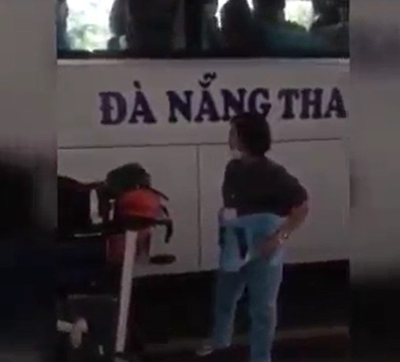 Được 'giải cứu' từ Nhật Bản nhưng không chịu đi cách ly, người phụ nữ còn định 'bật' lực lượng chức năng 2 Được 'giải cứu' từ Nhật Bản nhưng không chịu đi cách ly, người phụ nữ còn định 'bật' lực lượng chức năng 2