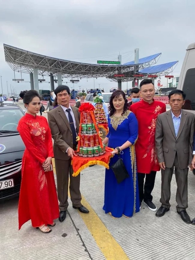 Chú rể Bắc Ninh quay xe đúng 'phút 89', ngậm ngùi về Hà Nội cùng cô dâu vì phải cách ly 6 Chú rể Bắc Ninh quay xe đúng 'phút 89', ngậm ngùi về Hà Nội cùng cô dâu vì phải cách ly 6