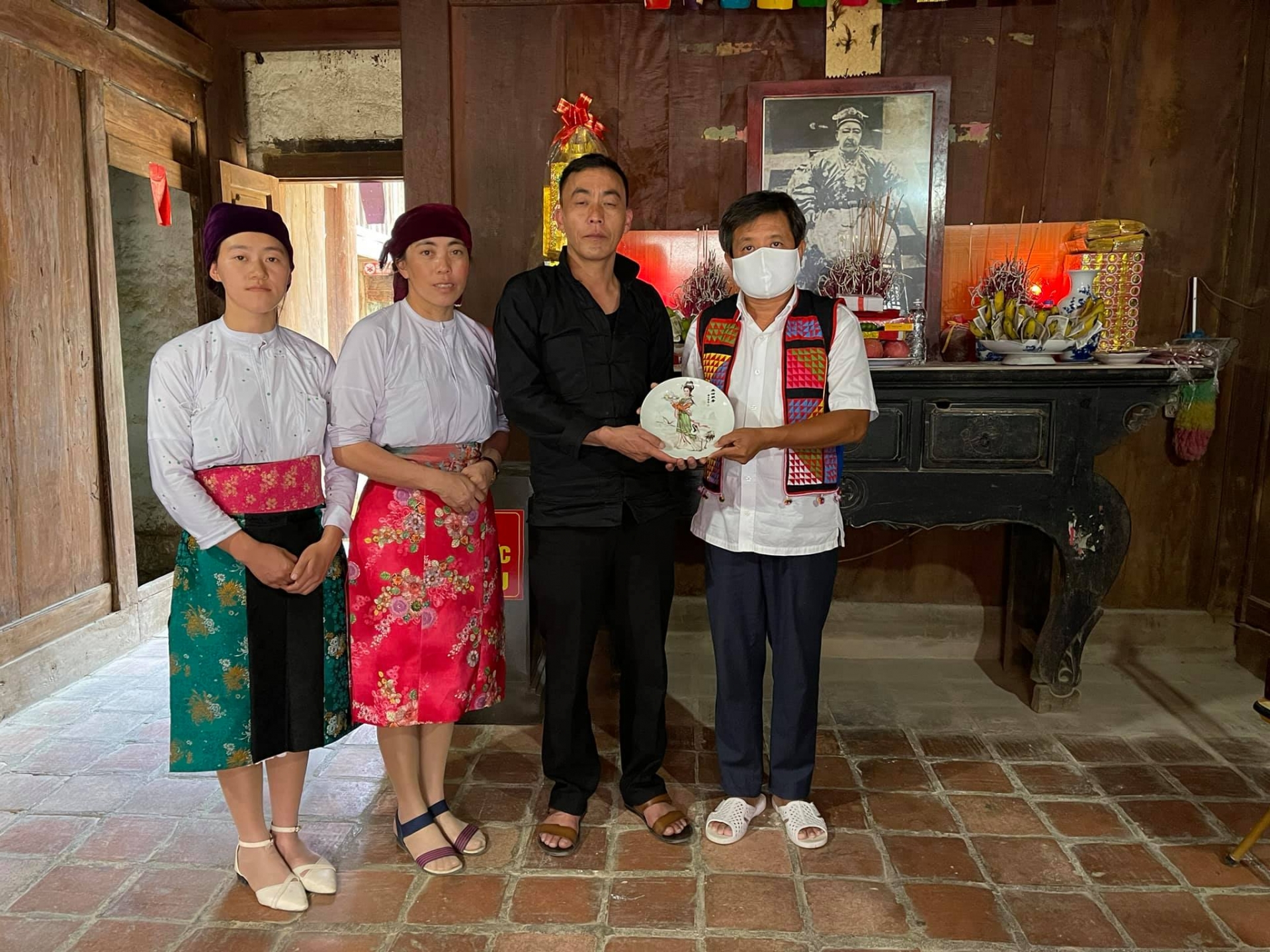 Ông Đoàn Ngọc Hải bất ngờ khi được mạnh thường quân tặng 500 m2 đất gần nhà thờ tổ của Hoài Linh 1 Ông Đoàn Ngọc Hải bất ngờ khi được mạnh thường quân tặng 500 m2 đất gần nhà thờ tổ của Hoài Linh 1