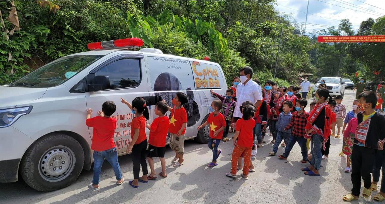 Ông Đoàn Ngọc Hải bất ngờ khi được mạnh thường quân tặng 500 m2 đất gần nhà thờ tổ của Hoài Linh 6 Ông Đoàn Ngọc Hải bất ngờ khi được mạnh thường quân tặng 500 m2 đất gần nhà thờ tổ của Hoài Linh 6