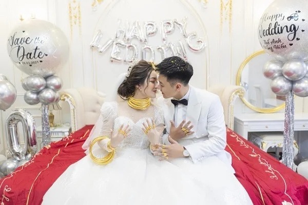 Đám cưới miền Tây khiến dân mạng trầm trồ: Cô dâu bước đi không nổi vì vòng vàng, nhà gái cọc ngay 1 sổ đỏ làm hồi môn 6 Đám cưới miền Tây khiến dân mạng trầm trồ: Cô dâu bước đi không nổi vì vòng vàng, nhà gái cọc ngay 1 sổ đỏ làm hồi môn 6