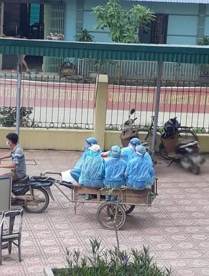 Những hình ảnh quên mình chống dịch, đảm bảo an toàn cho cộng đồng chỉ có ở Việt Nam 1 Những hình ảnh quên mình chống dịch, đảm bảo an toàn cho cộng đồng chỉ có ở Việt Nam 1