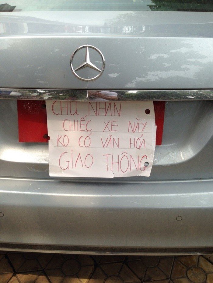 Tài xế đỗ xe trước cửa nhà và pha xử lý xứng đáng đạt điểm 10 văn minh 5 Tài xế đỗ xe trước cửa nhà và pha xử lý xứng đáng đạt điểm 10 văn minh 5