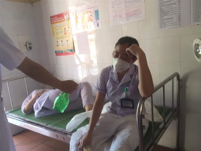 3 nữ nhân viên y tế ngất xỉu, kiệt sức trong cuộc chiến chống dịch Covid-19 tại Bắc Ninh 4