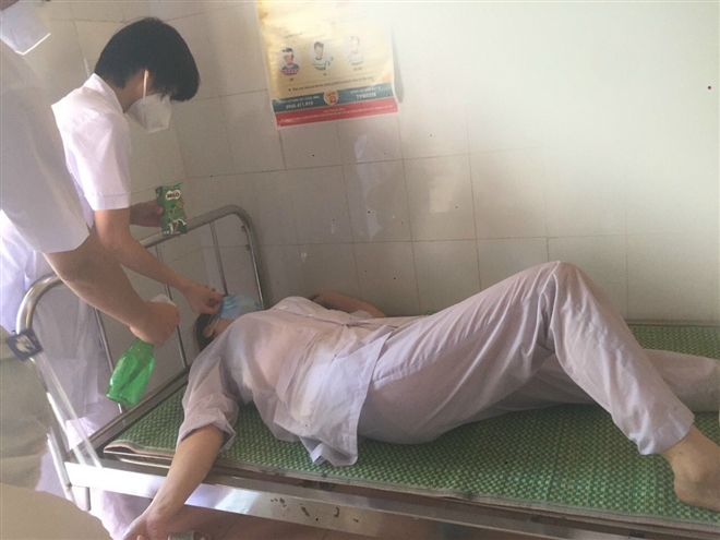 3 nữ nhân viên y tế ngất xỉu, kiệt sức trong cuộc chiến chống dịch Covid-19 tại Bắc Ninh 3