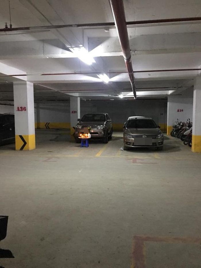 Cúng xe mới đúng sáng mùng 1, chủ xe làm cháy đen luôn cả nắp capo 3 Cúng xe mới đúng sáng mùng 1, chủ xe làm cháy đen luôn cả nắp capo 3