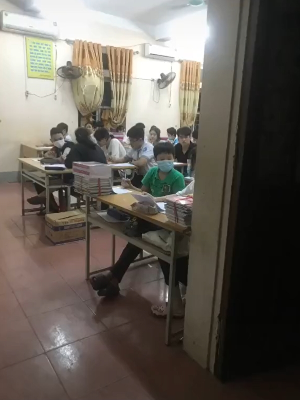 Xôn xao đoạn clip học sinh thi 10 môn một ngày, thi từ sáng sớm đến tối mịt mới về 1 Xôn xao đoạn clip học sinh thi 10 môn một ngày, thi từ sáng sớm đến tối mịt mới về 1