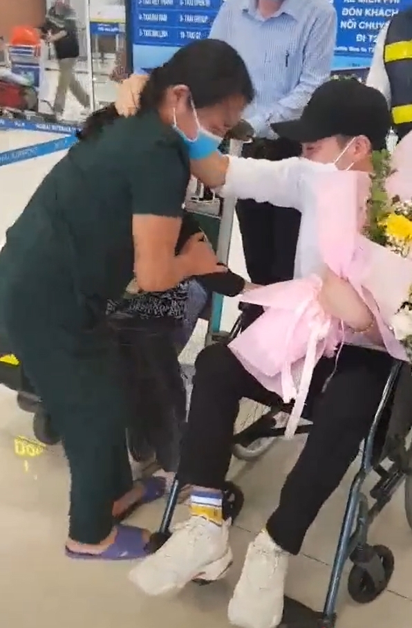 Khi đi lành lặn khi về ngồi xe lăn, con trai òa khóc gặp mẹ sau 3 năm xuất khẩu lao động 1 Khi đi lành lặn khi về ngồi xe lăn, con trai òa khóc gặp mẹ sau 3 năm xuất khẩu lao động 1