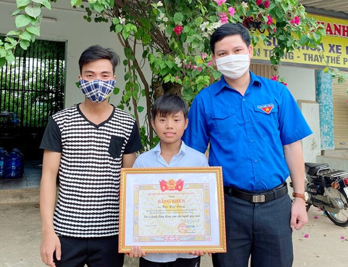 Nam sinh 12 tuổi dũng cảm nhảy xuống suối cứu thanh niên 22 tuổi đang chới với 2 Nam sinh 12 tuổi dũng cảm nhảy xuống suối cứu thanh niên 22 tuổi đang chới với 2